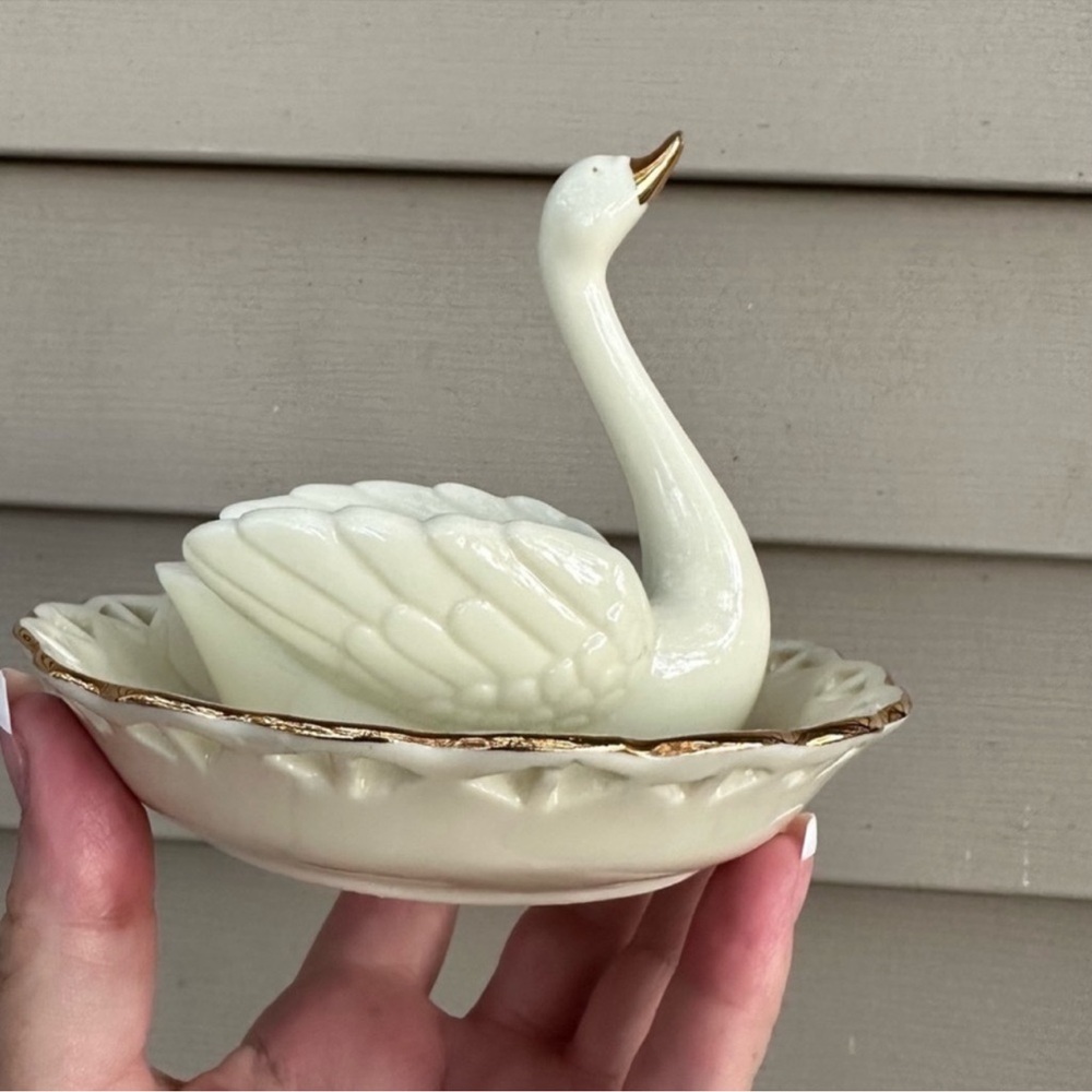 Vintage Avon swan ring holder porcelain jewelry box